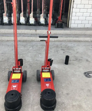 垃圾車壓住環衛工人右腳，消防人員用氣動液壓千斤頂頂開車身