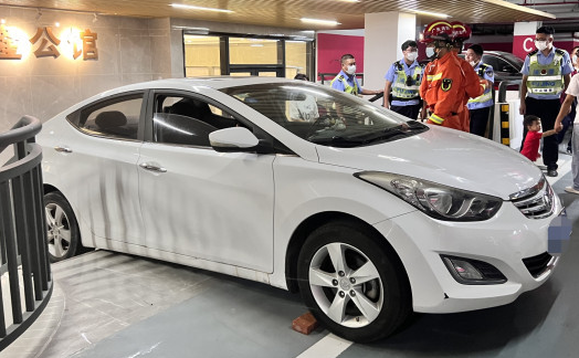 倒車不慎使后輪懸空，臥式千斤頂助您快速脫困