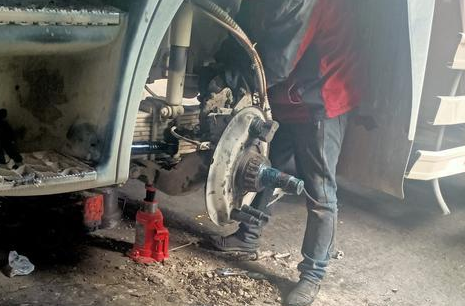 陜汽德龍渣土車前輪保養多久一次呢？